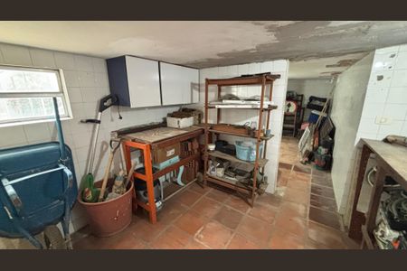 Casa à venda com 263m², 4 quartos e 4 vagas Casa à venda com 263m², 4 quartos e 4 vagasPorão