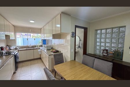 Casa à venda com 263m², 4 quartos e 4 vagas Casa à venda com 263m², 4 quartos e 4 vagasCozinha