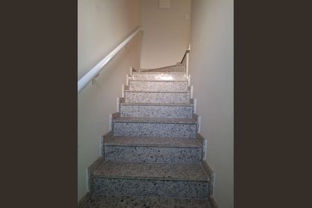 Casa à venda com 181m², 3 quartos e 4 vagas Casa à venda com 181m², 3 quartos e 4 vagasEscada
