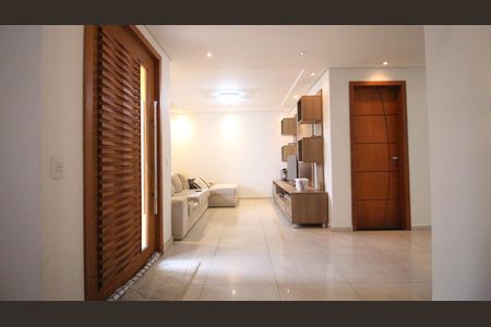 Casa à venda com 245m², 4 quartos e 6 vagasSala