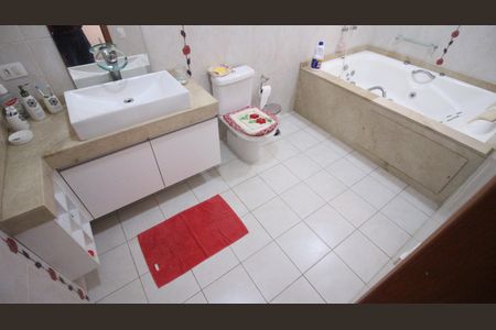 Casa à venda com 245m², 4 quartos e 6 vagasBanheiro da Suíte