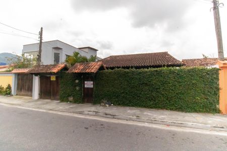 Casa à venda com 178m², 5 quartos e 3 vagas Casa à venda com 178m², 5 quartos e 3 vagasFachada