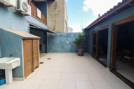 Casa à venda com 169m², 3 quartos e 3 vagas Casa à venda com 169m², 3 quartos e 3 vagasQuintal