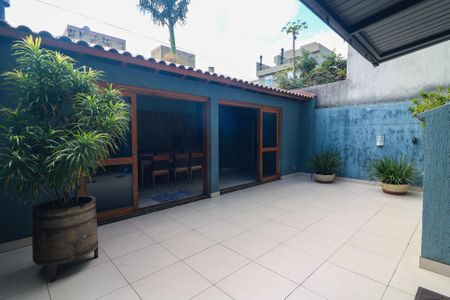 Casa à venda com 169m², 3 quartos e 3 vagas Casa à venda com 169m², 3 quartos e 3 vagasQuintal