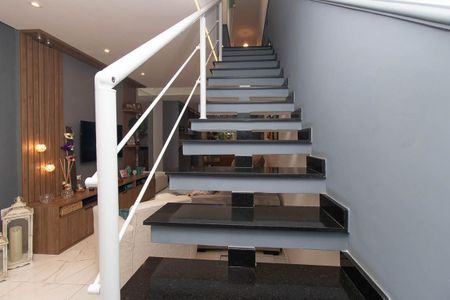 Casa à venda com 131m², 3 quartos e 2 vagas Casa à venda com 131m², 3 quartos e 2 vagasCorredor