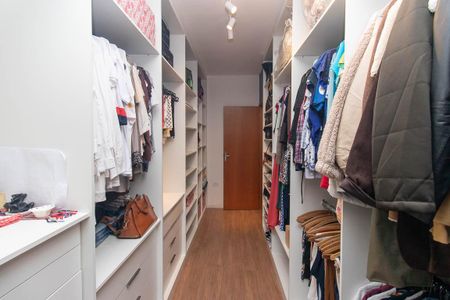 Casa à venda com 131m², 3 quartos e 2 vagas Casa à venda com 131m², 3 quartos e 2 vagasCloset da Suíte 1