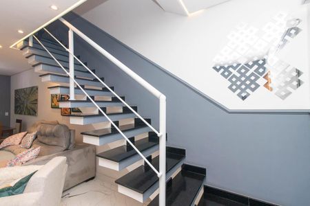 Casa à venda com 131m², 3 quartos e 2 vagas Casa à venda com 131m², 3 quartos e 2 vagasEscada