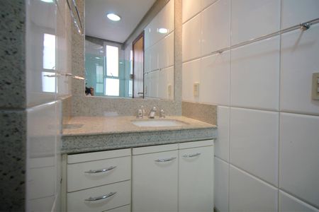 Apartamento à venda com 114m², 4 quartos e 2 vagasBanheiro da Suíte