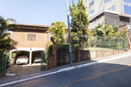 Casa à venda com 200m², 4 quartos e 2 vagas Casa à venda com 200m², 4 quartos e 2 vagasFachada