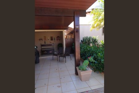 Casa de condomínio para alugar com 131m², 3 quartos e 2 vagas Casa de condomínio para alugar com 131m², 3 quartos e 2 vagasChurrasqueira