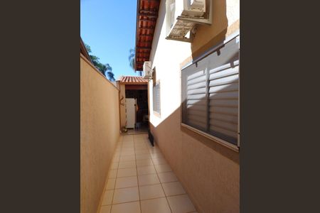 Casa de condomínio para alugar com 131m², 3 quartos e 2 vagas Casa de condomínio para alugar com 131m², 3 quartos e 2 vagasCorredor