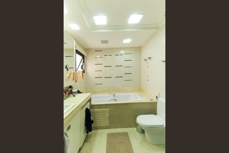 Apartamento à venda com 230m², 4 quartos e 4 vagasBanheiro da Suíte 2