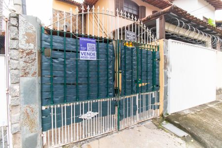 Casa à venda com 99m², 3 quartos e 2 vagas Casa à venda com 99m², 3 quartos e 2 vagasFachada