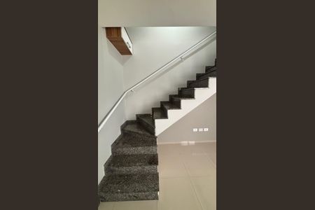 Apartamento à venda com 92m², 2 quartos e 1 vaga Apartamento à venda com 92m², 2 quartos e 1 vagaEscada