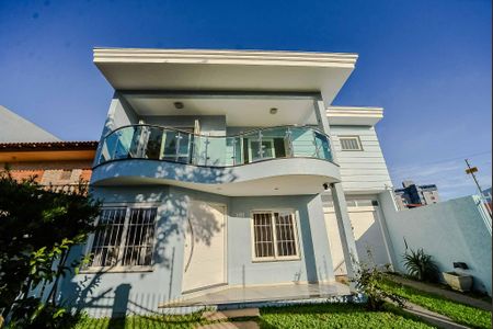 Casa à venda com 243m², 5 quartos e 3 vagas Casa à venda com 243m², 5 quartos e 3 vagasFachada
