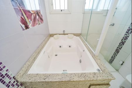 Casa à venda com 243m², 5 quartos e 3 vagas Casa à venda com 243m², 5 quartos e 3 vagasBanheiro da Suíte
