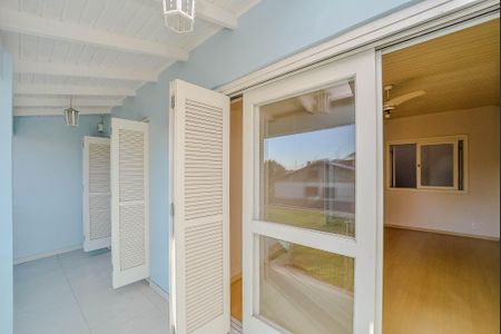 Casa à venda com 243m², 5 quartos e 3 vagas Casa à venda com 243m², 5 quartos e 3 vagasSacada do Quarto 3