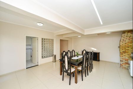 Casa à venda com 243m², 5 quartos e 3 vagas Casa à venda com 243m², 5 quartos e 3 vagasCozinha