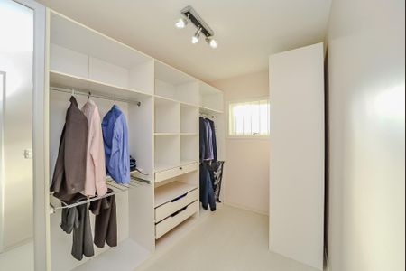 Casa à venda com 243m², 5 quartos e 3 vagas Casa à venda com 243m², 5 quartos e 3 vagasCloset da suíte