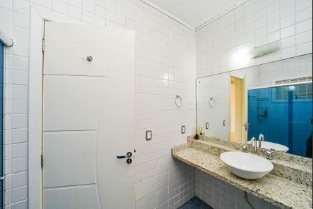 Casa à venda com 243m², 5 quartos e 3 vagas Casa à venda com 243m², 5 quartos e 3 vagasBanheiro Social
