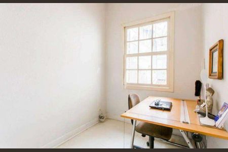 Casa à venda com 240m², 3 quartos e 2 vagas Casa à venda com 240m², 3 quartos e 2 vagasEscritório