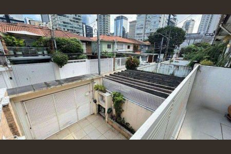 Casa à venda com 220m², 3 quartos e 1 vaga Casa à venda com 220m², 3 quartos e 1 vagaQuintal