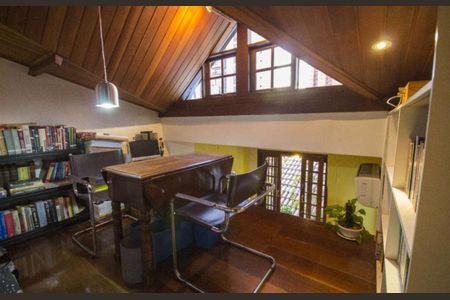 Casa à venda com 270m², 3 quartos e 1 vaga Casa à venda com 270m², 3 quartos e 1 vagaEscritório