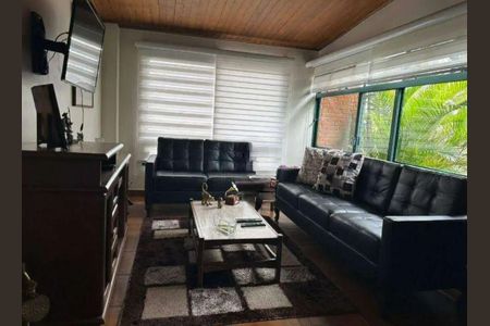 Casa à venda com 300m², 3 quartos e 2 vagas Casa à venda com 300m², 3 quartos e 2 vagasSala de TV