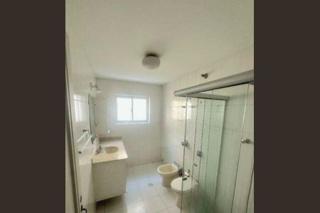 Casa à venda com 240m², 3 quartos e 2 vagasBanheiro