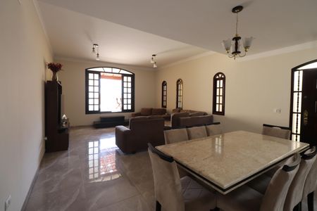 Casa à venda com 450m², 4 quartos e 6 vagasSala