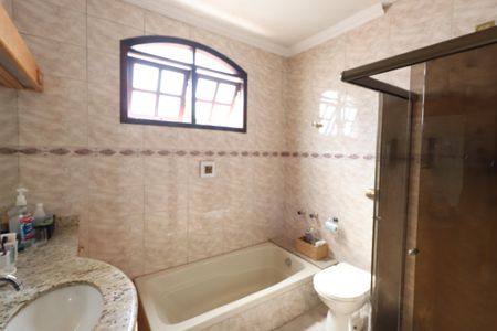 Casa à venda com 450m², 4 quartos e 6 vagasBanheiro da Suíte