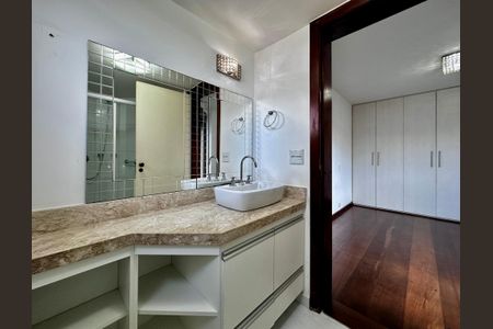 Apartamento à venda com 160m², 3 quartos e 3 vagasBanheiro Sacada Suíte 3