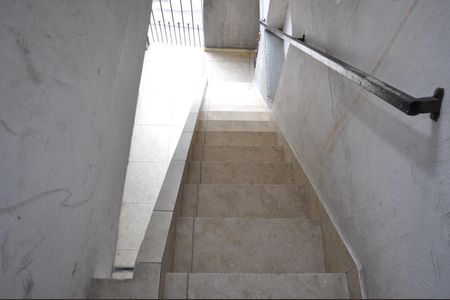 Casa para alugar com 100m², 7 quartos e sem vagaEscada de acesso