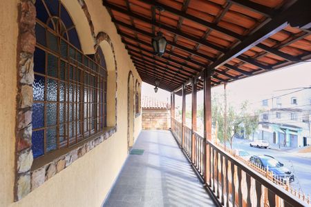 Casa à venda com 360m², 4 quartos e 5 vagas Casa à venda com 360m², 4 quartos e 5 vagasVaranda da Sala