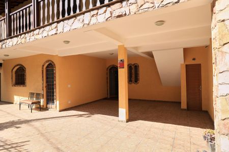 Casa à venda com 360m², 4 quartos e 5 vagas Casa à venda com 360m², 4 quartos e 5 vagasGaragem