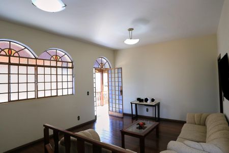 Casa à venda com 360m², 4 quartos e 5 vagas Casa à venda com 360m², 4 quartos e 5 vagasSala