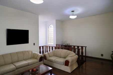 Casa à venda com 360m², 4 quartos e 5 vagas Casa à venda com 360m², 4 quartos e 5 vagasSala