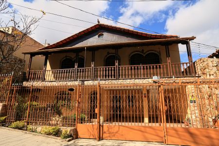 Casa à venda com 360m², 4 quartos e 5 vagas Casa à venda com 360m², 4 quartos e 5 vagasFachada