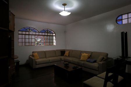 Casa à venda com 360m², 4 quartos e 5 vagas Casa à venda com 360m², 4 quartos e 5 vagasSala de TV
