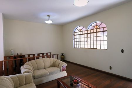 Casa à venda com 360m², 4 quartos e 5 vagas Casa à venda com 360m², 4 quartos e 5 vagasSala