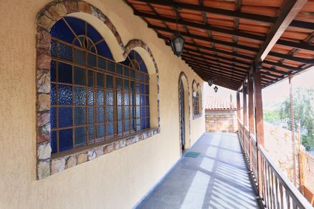 Casa à venda com 360m², 4 quartos e 5 vagas Casa à venda com 360m², 4 quartos e 5 vagasVaranda da Sala