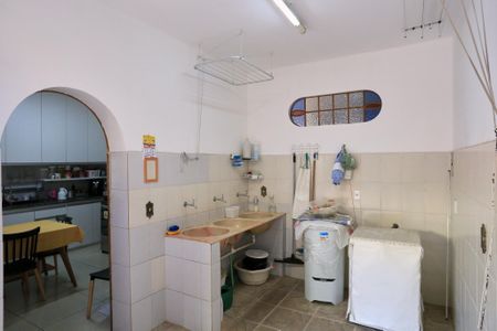 Casa à venda com 360m², 4 quartos e 5 vagas Casa à venda com 360m², 4 quartos e 5 vagasÁrea de Serviço