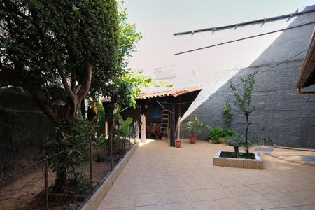 Casa à venda com 360m², 4 quartos e 5 vagas Casa à venda com 360m², 4 quartos e 5 vagasQuintal