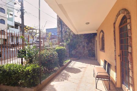Casa à venda com 360m², 4 quartos e 5 vagas Casa à venda com 360m², 4 quartos e 5 vagasEntrada