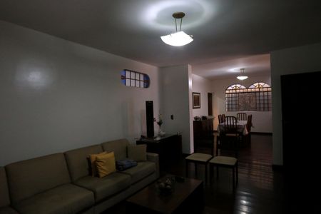 Casa à venda com 360m², 4 quartos e 5 vagas Casa à venda com 360m², 4 quartos e 5 vagasSala de TV