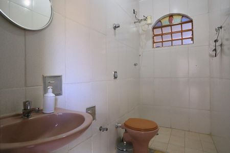 Casa à venda com 360m², 4 quartos e 5 vagas Casa à venda com 360m², 4 quartos e 5 vagasBanheiro de serviço