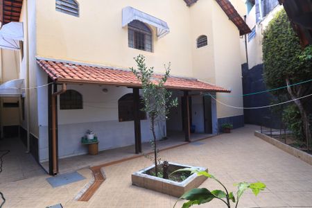 Casa à venda com 360m², 4 quartos e 5 vagas Casa à venda com 360m², 4 quartos e 5 vagasQuintal