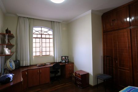 Casa à venda com 360m², 4 quartos e 5 vagas Casa à venda com 360m², 4 quartos e 5 vagasQuarto