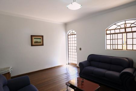 Casa à venda com 360m², 4 quartos e 5 vagas Casa à venda com 360m², 4 quartos e 5 vagasSala