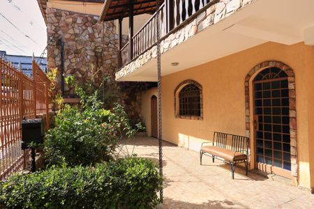 Casa à venda com 360m², 4 quartos e 5 vagas Casa à venda com 360m², 4 quartos e 5 vagasEntrada